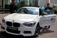 Vice President Sales & Marketing BMW Indonesia Peter Medalla dan President Director BMW Indonesia Ramesh Divyanathan memperkenalkan The New BMW M135i di Senayan City, Jakarta.
