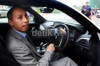 Product Planning Manager BMW Indonesia Dennis A Kadaruskan menjelaskan fitur-fitur BMW 135i.