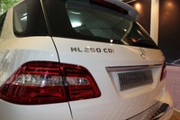 ML 250 CDI juga dilengkapi dengan fungsi ECO start/stop dan electric steering serta sangat hemat bahan bakar dengan konsumsi rata-rata 6.3 Liter/100 km dan keramahan lingkungan dengan emisi karbon dioksida rendah, mencapai 166g/km.