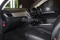 Mobil ini juga dioptimalkan dengan transmisi otomatis 7G-TRONIC PLUS yang menonjolkan ketepatan pergeseran gigi, suara mesin yang lebih halus dan efisiensi bahan bakar.