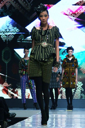 Jakarta, Indonesia - 15 Mei 2013. Ari Seputra The Glorious Handwoven of Indonesia Cita Tenun Indonesia. Jakarta Fashion & Food Festival 2013 at Grand Ballroom Harris Hotel. Kelapa Gading. Jakarta. [Foto: Mohammad Abduh/Wolipop]