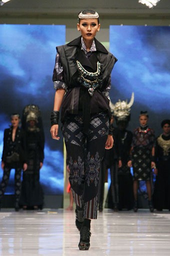 Jakarta, Indonesia - 15 Mei. SPOUS by Priyo Oktaviano Grains De Sable. Cita Tenun Indonesia. Jakarta Fashion & Food Festival 2013 at Grand Ballroom Harris Hotel. Kelapa Gading, 15 Mei 2013. Jakarta. [Foto: Mohammad Abduh/Wolipop]