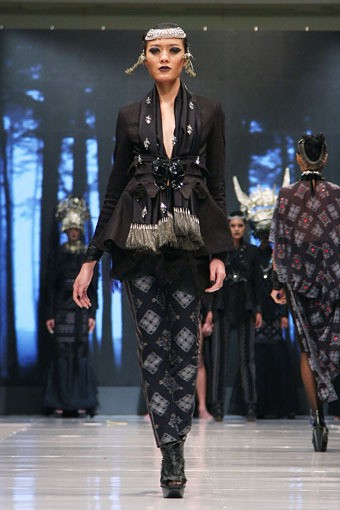 Jakarta, Indonesia - 15 Mei. SPOUS by Priyo Oktaviano Grains De Sable. Cita Tenun Indonesia. Jakarta Fashion & Food Festival 2013 at Grand Ballroom Harris Hotel. Kelapa Gading, 15 Mei 2013. Jakarta. [Foto: Mohammad Abduh/Wolipop]