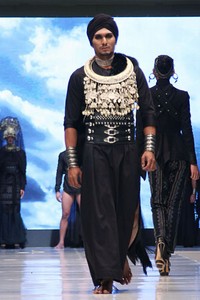 Jakarta, Indonesia - 15 Mei. SPOUS by Priyo Oktaviano Grains De Sable. Cita Tenun Indonesia. Jakarta Fashion & Food Festival 2013 at Grand Ballroom Harris Hotel. Kelapa Gading, 15 Mei 2013. Jakarta. [Foto: Mohammad Abduh/Wolipop]