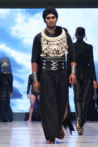 Jakarta, Indonesia - 15 Mei. SPOUS by Priyo Oktaviano Grains De Sable. Cita Tenun Indonesia. Jakarta Fashion & Food Festival 2013 at Grand Ballroom Harris Hotel. Kelapa Gading, 15 Mei 2013. Jakarta. [Foto: Mohammad Abduh/Wolipop]