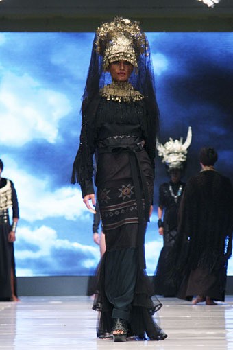 Jakarta, Indonesia - 15 Mei. SPOUS by Priyo Oktaviano Grains De Sable. Cita Tenun Indonesia. Jakarta Fashion & Food Festival 2013 at Grand Ballroom Harris Hotel. Kelapa Gading, 15 Mei 2013. Jakarta. [Foto: Mohammad Abduh/Wolipop]