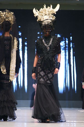 Jakarta, Indonesia - 15 Mei. SPOUS by Priyo Oktaviano Grains De Sable. Cita Tenun Indonesia. Jakarta Fashion & Food Festival 2013 at Grand Ballroom Harris Hotel. Kelapa Gading, 15 Mei 2013. Jakarta. [Foto: Mohammad Abduh/Wolipop]