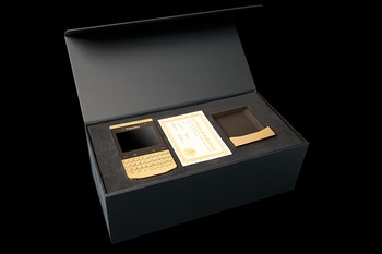     BlackBerry Porsche emas ini didesain oleh Key Pad Emperor. (kredit foto: goldengenie)
