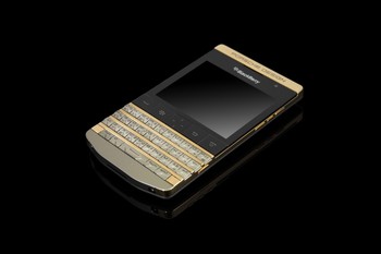     Handset ini ditujukan untuk penggila BlackBerry yang ingin tampil berkelas dan mewah. (kredit foto: goldengenie)