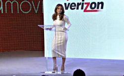 Si Cantik J-Lo Jualan Ponsel