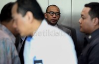     Chatib memasuki lift gedung DPR, Jakarta. Dalam rapat tersebut, Menkeu dan DPR membahas RAPBN 2014 .