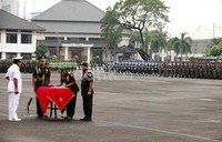 Jenderal Pramono Edhie menandatangani surat serah terima jabatan dengan disaksikan Panglima TNI Laksamana Agus Suhartono.