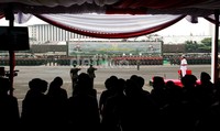 Sertijab dilakukan di hadapan ribuan parajurit yang berbaris rapi di halaman Mabes TNI AD.