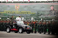 Panglima TNI Laksamana Agus Suhartono menginspeksi pasukan.