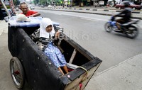 Sepasang lansia ini telah memulung sejak dua tahun lalu dalam sehari mereka bisa mendapatkan Rp 50 ribu.