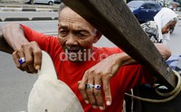     Ujang (72) dan Mila (70) berasal dari Bogor ini kini tinggal di Kawasan Pajaten, Jakarta Selatan.
