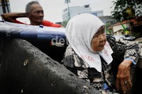 Ujang (72) dan Mila (70) janda dan duda ini tidak mau tergantung dengan anak-anak mereka yang kini semuanya  telah berkeluarga.     