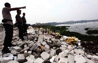 Brimob berjaga di sekitar Waduk pluit.