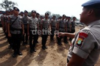 Puluhan Brimob mendapat pengarahan sebelum melaksanakan tugas mengawal proses pengerukan Waduk Pluit.