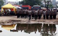 Puluhan Brimob menggelar apel sebelum mengawal proses pengerukan waduk.