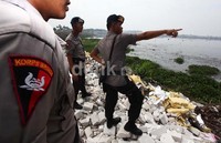 Brimob memantau proses pengerukan waduk.