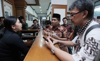 Namun para aktivis tersebut gagal bertemu komisioner KPU yang menurut petugas, tidak berada di tempat.