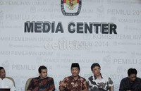 Para pemerhati Pemilu tersebut yakni Direktur LIMA Ray Rangkuti (peci hitam), Direktur SIGMA Said Salahudin, Koordinator Formappi Sebastian Salang, Koordinator TEPI Jeirry Sumampow dan Koordinator Kajian KIPP Girindra Sandino.
