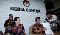 Mereka kemudian menggelar jumpa pers.