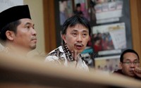 Para aktivis mempertanyakan soal dugaan bantuan dana asing dalam sebagian kegiatan KPU.