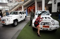 Mobil milik UN itu ikut serta melengkapi ajang pameran foto TNI yang digelar dalam rangka merayakan hari perdamaian dunia.
