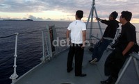 Pengunjung menikmati keindahan pantai Pulau Miangas.