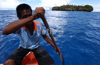 Pulau ini dihuni oleh sekitar 680 jiwa. Pulau ini termasuk ke dalam desa Miangas, kecamatan Nanusa, Kabupaten Kepulauan Talaud, provinsi Sulawesi Utara, Indonesia.