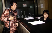 kak Seto mengisi buku tamu KPK. Kedatangan Kak Seto di kantor KPK adalah untuk berkonsultasi dengan tahanan yang memiliki anak. Lamhot Aritonang/detikFoto.