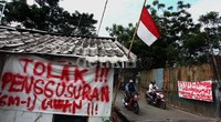 Sejumlah spanduk penolakan penggusuran dipasang di jalan Kebon Tebu, Muara Baru, Pluit.