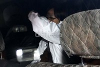 Diah menutupi wajahnya dan langsung menuju ke mobil tahanan. Lamhot Aritonang/detikFoto.