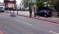 Para pelaku tetap tinggal di lokasi usai beraksi. Pelaku juga sempat meminta pejalan kaki yang melintas untuk memfoto mereka bersama korban. Reuters/ITV News via Reuters TV.