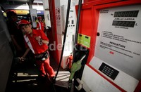 Menurut Kepala Bappenas Armida Alisjahbana premium akan naik Rp 2.000 dan solar naik Rp 1.000.