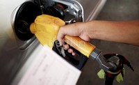 Saat ini BBM bersubsidi masih banyak dinikmati oleh mobil-mobil pribadi.