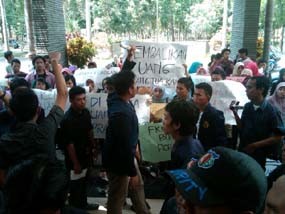 Mahasiswa Unej Demo Tuntut Pengembalian Uang Praktikum