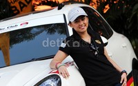 Helen berpose dengan Porsche 911 Turbo S.