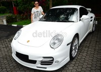 Menurut Helen, tidak hanya kaum pria yang bisa 'ganas' di jalan raya, melainkan wanita juga bisa turut andil menghiasi jalanan dengan mobil sport.
