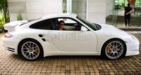 Helen mengendarai Porsche 911 Turbo S. Menurut Helen, sejak memiliki mobil sport dirinya belum pernah mengalami kecelakaan sedikit pun. Pasalnya dia sangat memehami karakter mobilnya itu.