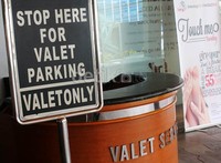 Jasa parkir valet di sebuah mal di Jakarta. Banyak yang mengeluhkan mahalnya tarif parkir yang mencapai Rp 100.000 untuk tarif valet VIP.