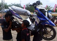 Kompetisi angkat motor X-Ride diikuti empat tim. Setiap tim terdiri dari empat orang. (dok Yamaha).