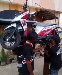 Salah satu tim berusaha bertahan agar motor yang diangkat tidak jatuh. (dok Yamaha).