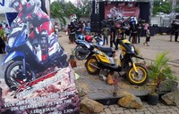 Dalam lomba ini, salah satu tim keluar sebagai juara setelah berhasil mengangkat motor X-Ride selama empat jam. (dok Yamaha).