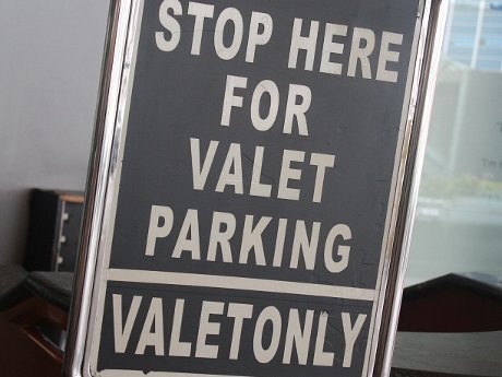 Untuk Kemudahan, Valet Parking Jadi Pilihan