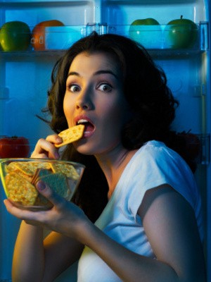 Apakah Anda Sering Makan Terlalu Cepat dan Ngemil Saat Sibuk?