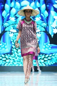 Jakarta, Indonesia - 15 Mei 2013. Didi Budiardjo Claire de Lune. Cita Tenun Indonesia. Jakarta Fashion & Food Festival 2013 at Grand Ballroom Harris Hotel. Kelapa Gading. Jakarta. [Foto: Mohammad Abduh/Wolipop]