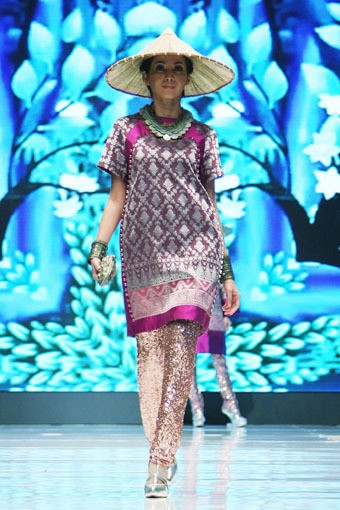 Jakarta, Indonesia - 15 Mei 2013. Didi Budiardjo Claire de Lune. Cita Tenun Indonesia. Jakarta Fashion & Food Festival 2013 at Grand Ballroom Harris Hotel. Kelapa Gading. Jakarta. [Foto: Mohammad Abduh/Wolipop]